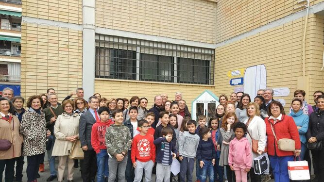 Comunidad educativa del colegio Hernán Ruiz en la presentación del proyecto 'Libros con alas'.