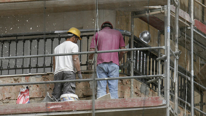Obreros trabajan en la construcción de un bloque de viviendas.