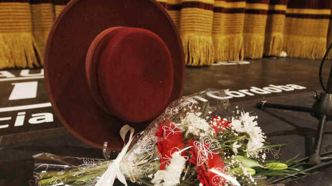 Sombrero y ramo en memoria de Miguel Amate.