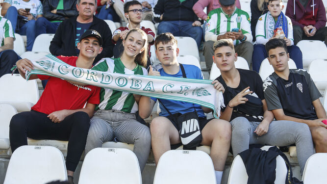 Un grupo de aficionados del Córdoba CF durante un partido en casa.
