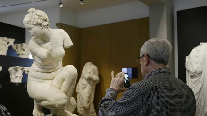 Un visitante fotografía una de las esculturas del Museo Arqueológico.