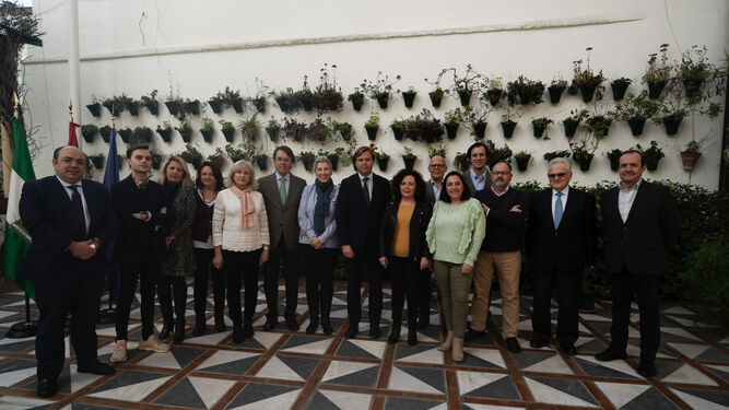 Los premiados con la Bandera de Andalucía por el 28F junto al delegado de la Junta.