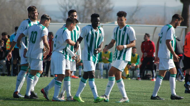 Los jugadores del Córdoba B celebran el gol de Kaya ante la Lebrijana.