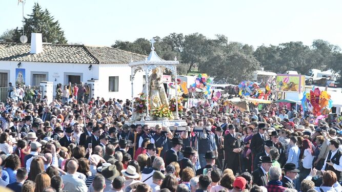 Una multitud acompaña a la Virgen de Luna.