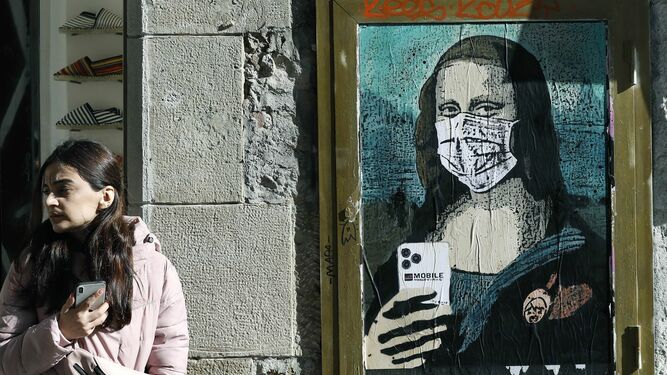 El artista TVBoy pinta a la Gioconda con mascarilla en el Mobile World Congress.