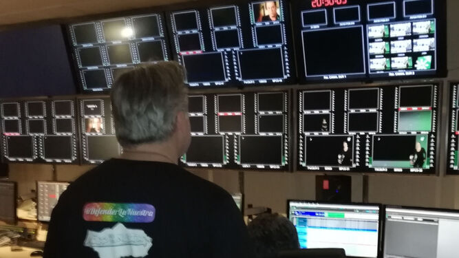Un trabajador de Canal Sur frente a las pantallas en negro.