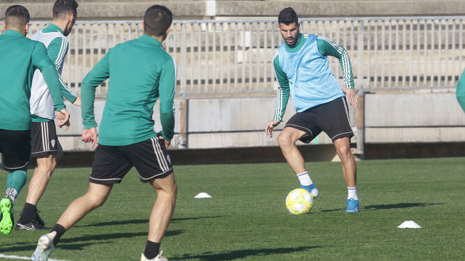 Willy toca el balón durante un entrenamiento en la Ciudad Deportiva.