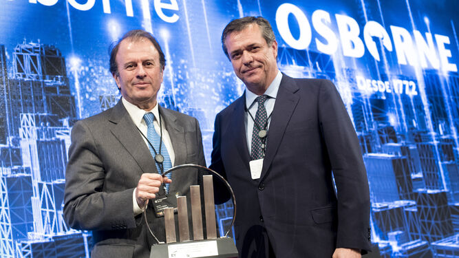Ignacio Osborne, presidente de Osborne , junto a Iñaki Velasco, CEO de Gescrap.