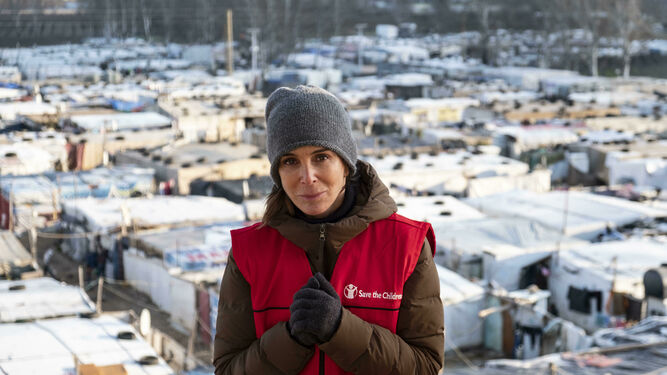 Lydia Bosch en uno de los campos de refugiados del Líbano, en su visita con Save the Children