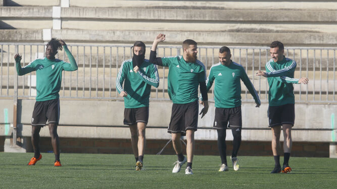 Jugadores del Córdoba CF calientan durante un entrenamiento.