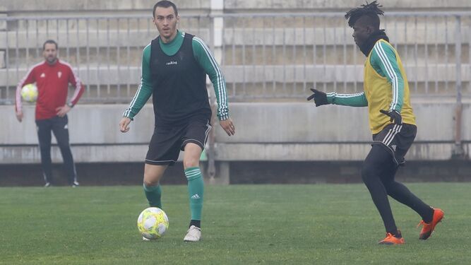 Moutinho controla el balón ante la presión de Djetei, en un entrenamiento.