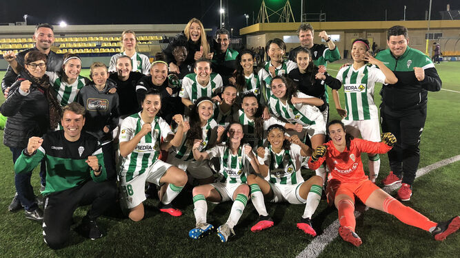 Las jugadoras y técnicos del Córdoba Femenino celebran a pie de campo el triunfo ante el Villarreal.