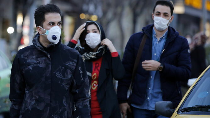 Ciudadanos con mascarillas en Irán.