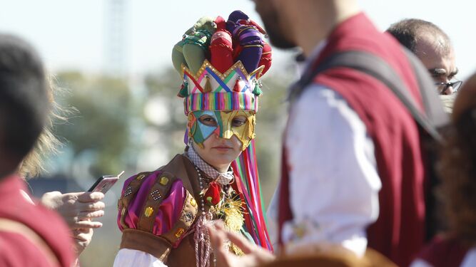 El pasacalles del Carnaval por el Puente Romano, en fotos
