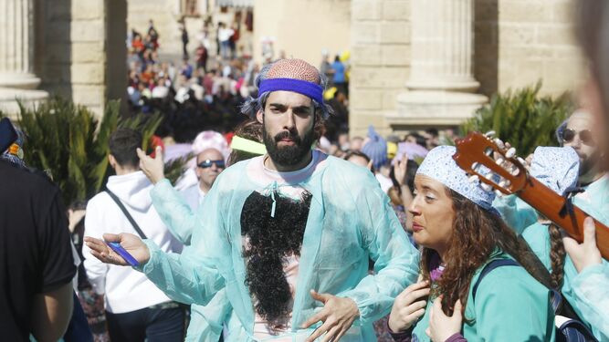El pasacalles del Carnaval por el Puente Romano, en fotos