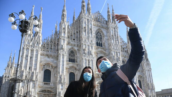 Turistas se hacen un selfie en Milán.
