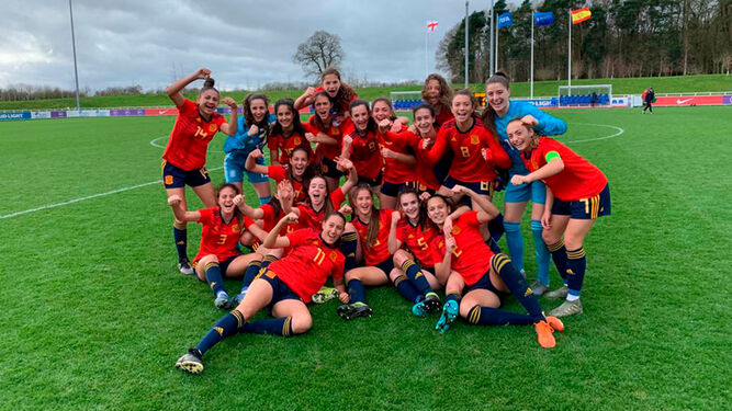 La selección española sub 16 celebra su victoria en el Torneo de Desarrollo UEFA.