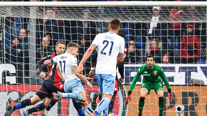 El delantero lacial Ciro Immobile se dispone a golpear la pelota para hacer el 0-2 ante el Genoa.
