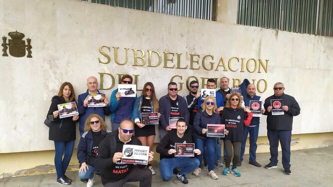 Funcionarios de prisiones frente a la Subdelegación del Gobierno en Córdoba.