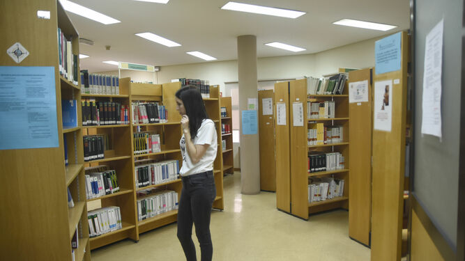 Un alumna en la biblioteca de la Facultad de Derecho.