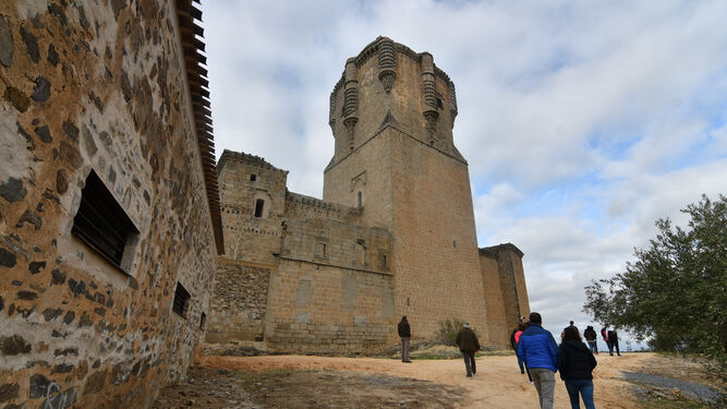 Un grupo de visitantes en el Castillo de Belalcázar.