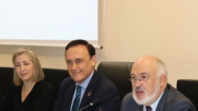 Carmen Mingorance, José Carlos Gómez Villamandos y Francisco Muñoz Usano.