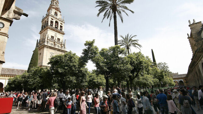 Turistas en el Patio de los Naranjos de la Mezquita de Córdoba