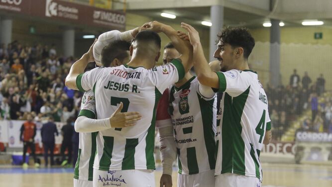 Los jugadores del Córdoba Futsal celebran un gol en Vista Alegre.