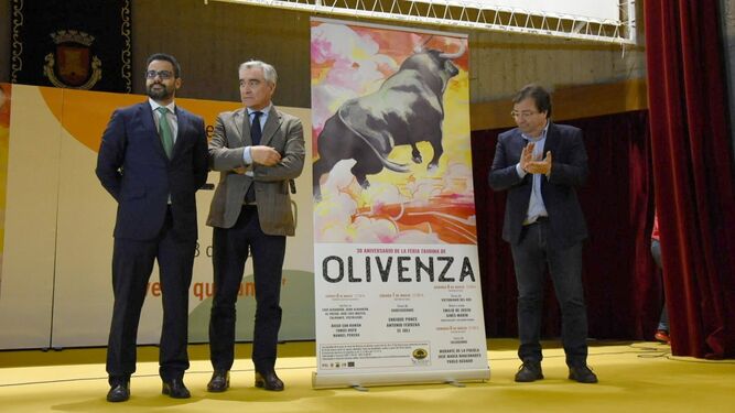 El presidente de la Junta de Extremadura Guillermo Fernández Vara (d), el empresario taurino José Cutiño (c) y el alcalde de Olivenza  Manuel Andrade, durante el acto de presentación de la Feria Taurina de Olivenza.