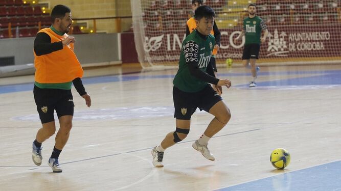 Shimizu controla el balón en presencia de Jesús Rodríguez, en un entrenamiento del Córdoba Futsal.