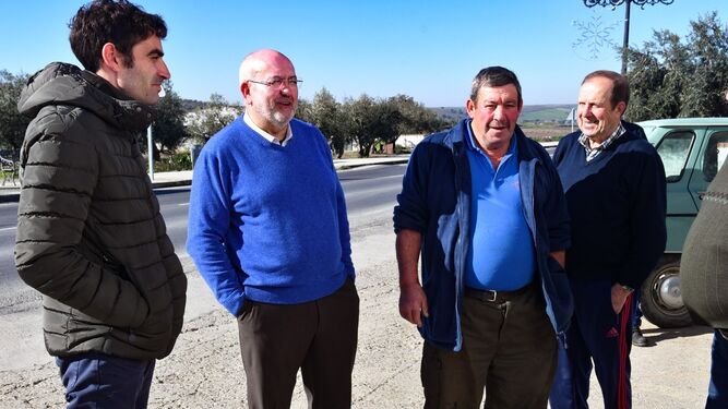 El alcalde, Jos&eacute; Chaves (PSOE), segundo desde la izquierda, habla con los vecinos.