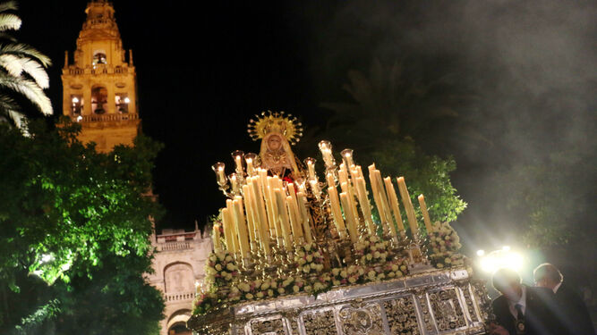 La Virgen de los Dolores procesiona por el entorno de la Mezquita-Catedral.
