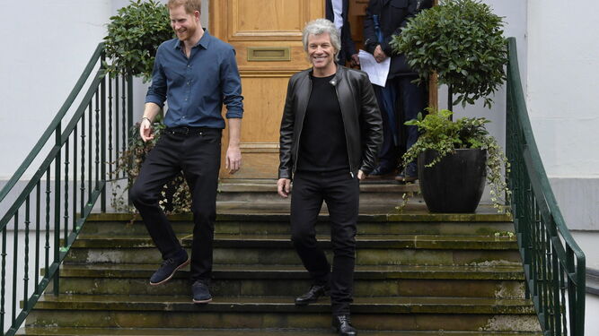 El duque de Sussex y Bon Jovi, a su salida de los estudios de grabación.