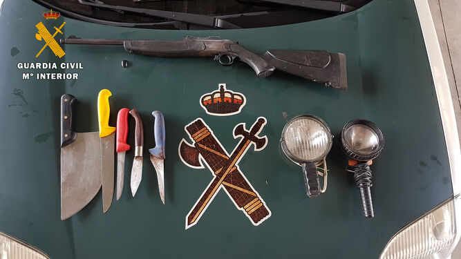 Armas y utensilios de caza incautados en Hornachuelos.