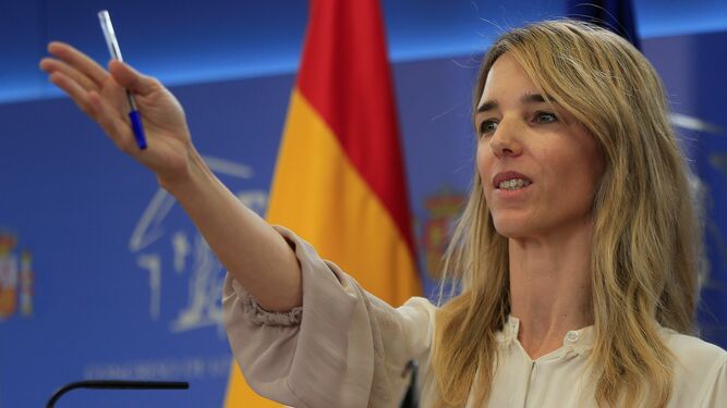 La portavoz parlamentaria del PP, Cayetana Álvarez de Toledo, durante la rueda de prensa que ha ofrecido este martes tras la reunión de la Junta de Portavoces.