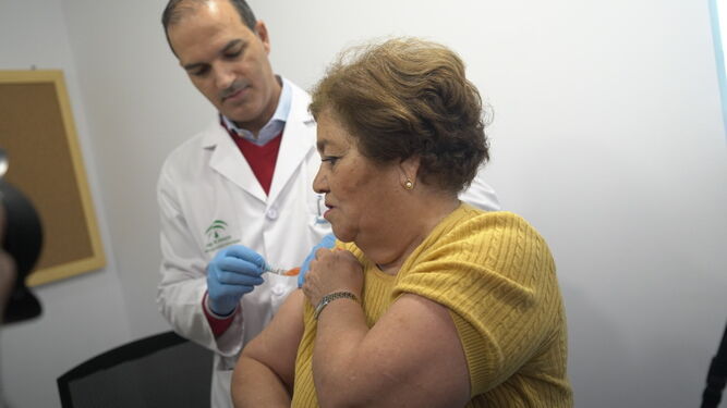 Un enfermero vacuna a una paciente en el centro de salud Córdoba Centro