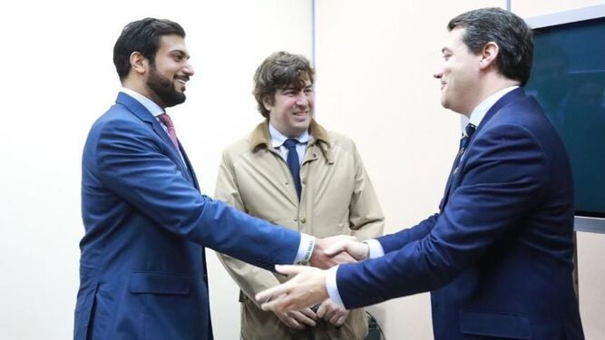 Jesús Coca, junto a Bellido y Al-Zain, el presidente del Córdoba CF.