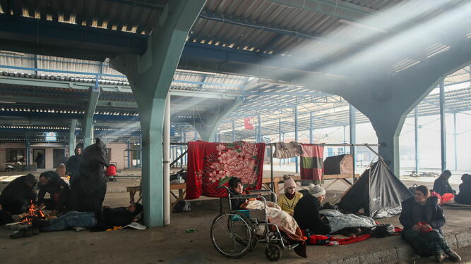 Migrantes que quieren llegar a la UE descansan en la ciudad turca de Edirne, en la frontera con Grecia.