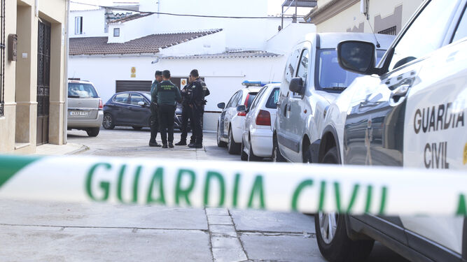 La Guardia Civil acordona el escenario del crimen de Posadas.