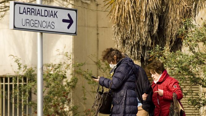 Dos mujeres salen del hospital de Txagorritxu  en Vitoria, una de ellas protegida con una mascarilla