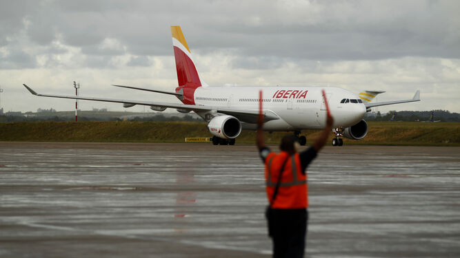 Un avión de Iberia, en el aeropuerto