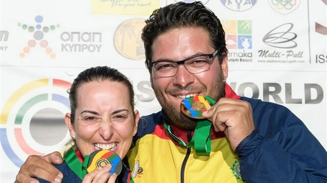 Fátima Gálvez posa con Alberto Fernández tras recibir sus medallas de plata en Nicosia.