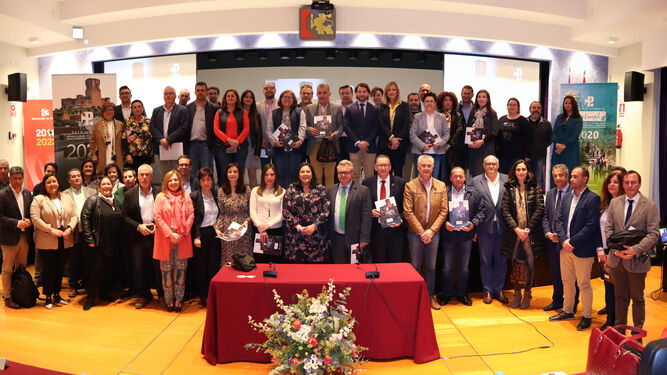 Foto de familia de los alcaldes del Club Patrimonio en la sede de la Diputación.