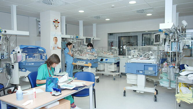 Enfermeras trabajando en una unidad del Reina Sofía.
