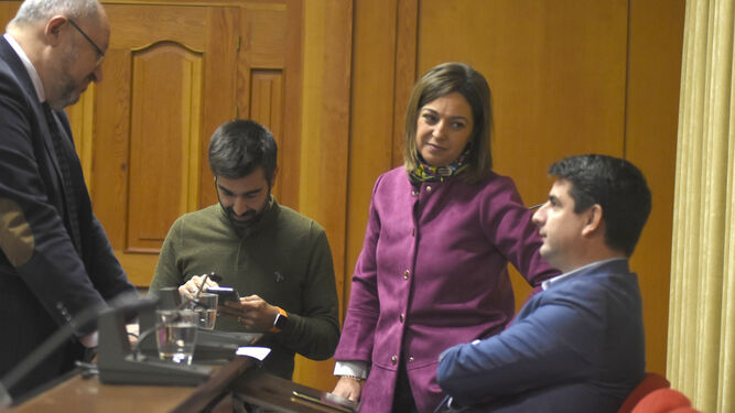 Isabel Ambrosio conversa con Pedro García antes del inicio de una sesión plenaria.