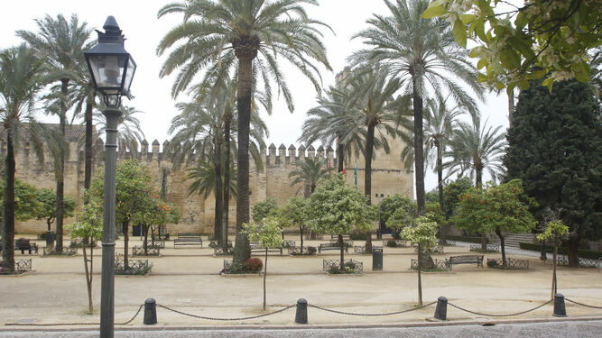 Jardines del Alcázar de los Reyes Cristianos, sin turistas.