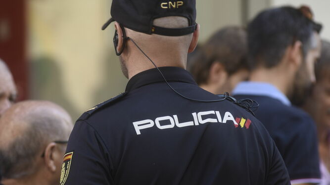 Un agente del Cuerpo Nacional de Policía en Córdoba.