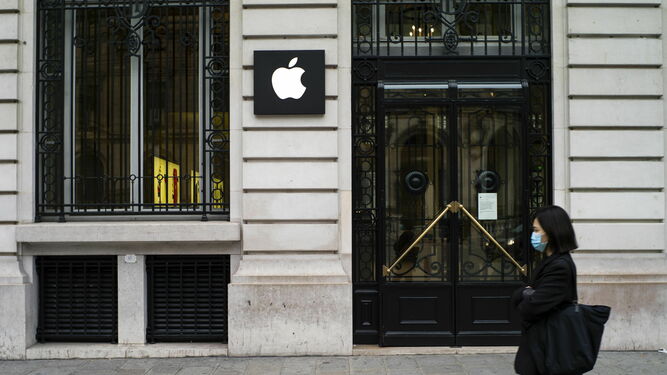 Apple Store de París, cerrada ahora por la crísis vírica del Covid-19.