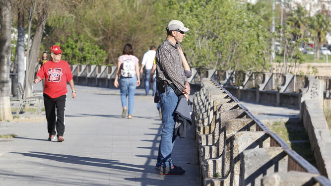 Ciudadanos paseando cerca del Guadalquivir en el mes de marzo.