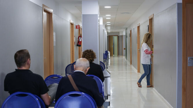 Pacientes a la espera de entrar en su consulta en un centro de salud.